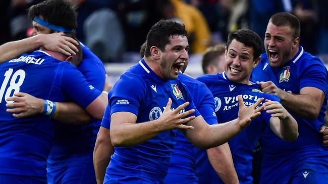 Italy players celebrate after their historic win over the Wallabies. (Photo by Filippo MONTEFORTE / AFP)