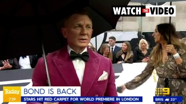 Daniel Craig's awkward moment at Bond premiere (The Today Show)