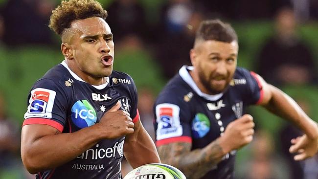 Rebels player Will Genia (L) supported by teammate Quade Cooper (R), sprints to the try line to score against the Sunwolves in the Super Rugby match between Australia's Melbourne Rebels and Japan's Sunwolves in Melbourne on April 6, 2019. (Photo by WILLIAM WEST / AFP) / -- IMAGE RESTRICTED TO EDITORIAL USE - STRICTLY NO COMMERCIAL USE --