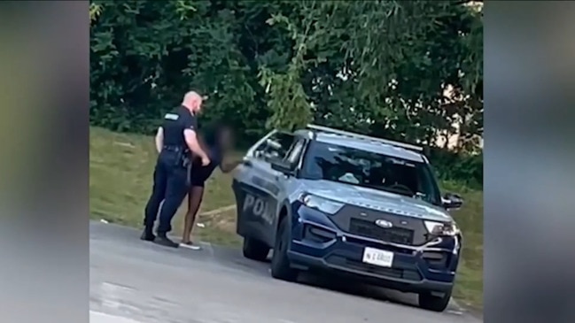 Us Police Officer Filmed Kissing Woman In Viral Tiktok 