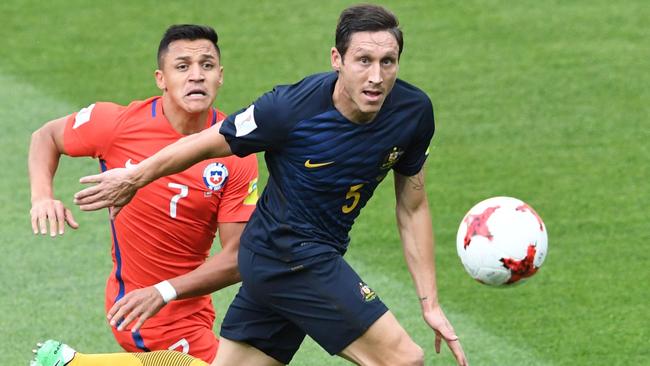 Chile's forward Alexis Sanchez (L) vies Australia's midfielder Mark Milligan.