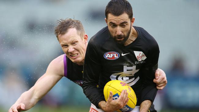 Carlton’s Kade Simpson battles Richmond’s Jack Riewoldt . Picture: Michael Klein