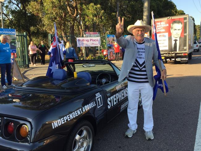 Independent candidate for Dobell Gregory Stephenson campaigns outside Brooke Avenue Public School with his distinctive Australian-built Ford Capri. Picture: Richard Noone