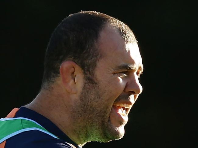 SYDNEY, AUSTRALIA - JULY 08: Waratahs coach Michael Cheika speaks to players during a Waratahs Super Rugby training session at Kippax Lake on July 8, 2014 in Sydney, Australia. (Photo by Matt King/Getty Images)