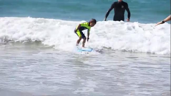 Surf star Bede Durbidge helps teach kindy kids to surf