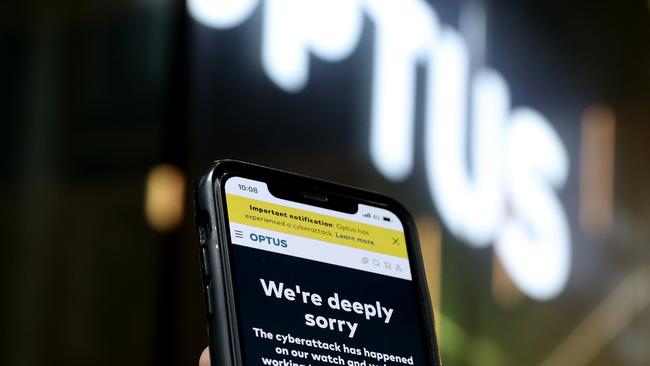 A Optus service message is displayed on a phone outside an Optus store. Picture: Brendon Thorne/Getty Images