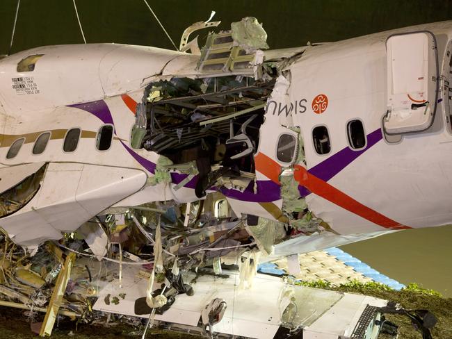 Rescuers lift the wreckage of the TransAsia flight of the Keelung river at New Taipei City. Picture: Ashley Pon/Getty Images