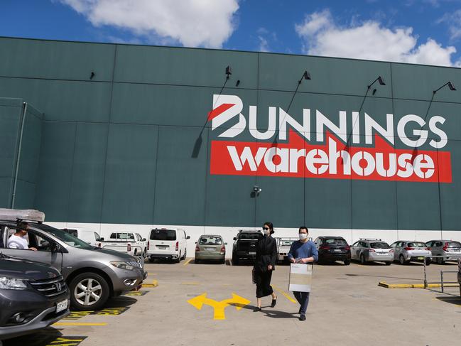 SYDNEY, AUSTRALIA - NewsWire Photos, SEPTEMBER, 27 2021: People are seen at Bunnings in Alexandria as Covid-19 restrictions ease in Sydney. Picture: NCA NewsWire / Gaye Gerard