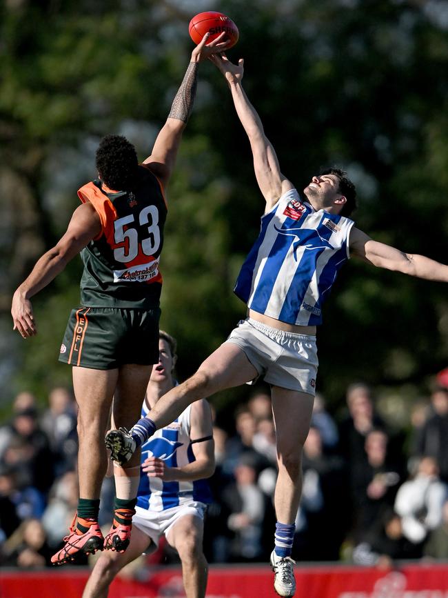 EDFL: Keilor Park’s Oscar Sasalu and Oak Park’s Cameron Milich jump for the ball. Picture: Andy Brownbill