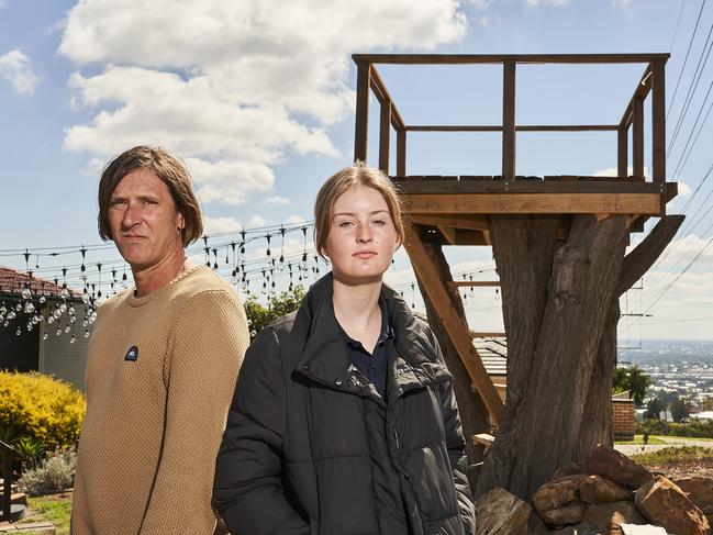 ‘We won’t take it down: Treehouse standoff after council refusal