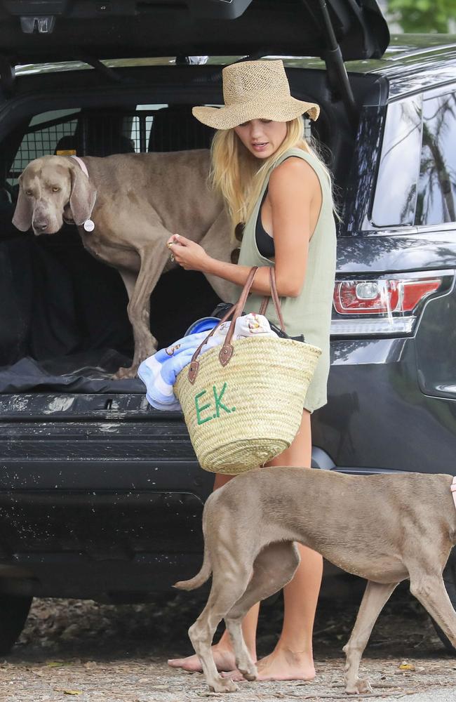 Model Elyse Knowles letting out her two adorable pooches Isla and Harlow from the back of the car. 