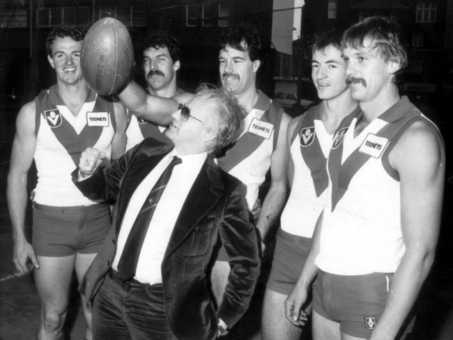 Doctor Geoffrey Edelsten with members of the Sydney Swans after buying the club. Picture: Michael Jones