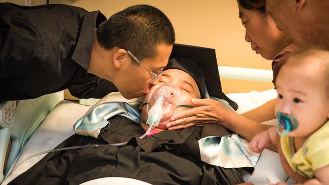 Will Hou kisses his wife as their daughter Sunny looks on. Picture NCA NewsWire/ Glenn Campbell