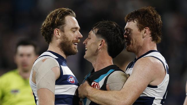 MELBOURNE , AUSTRALIA. May 5 , 2024. AFL Round 10 . Geelong vs Port Adelaide at GMHBA Stadium. Zak Butters of the Power chats with Cameron Guthrie and Gary Rohan of the Cats . Pic: Michael Klein