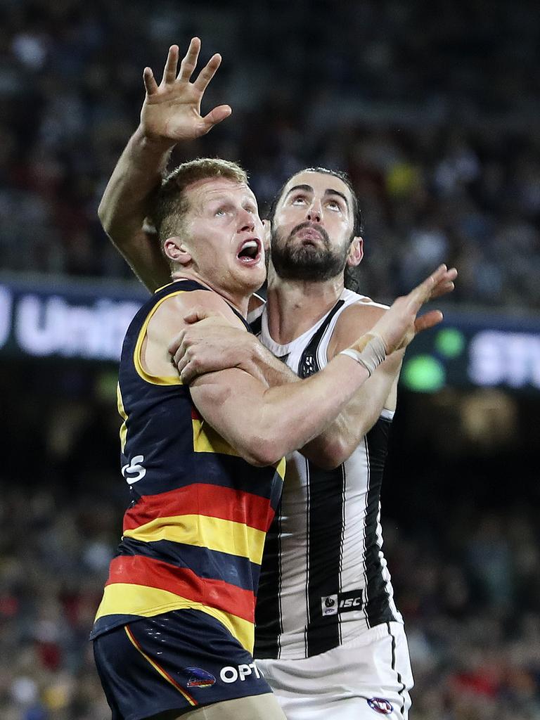 Brodie Grundy jostles with Reilly O’Brien last season.