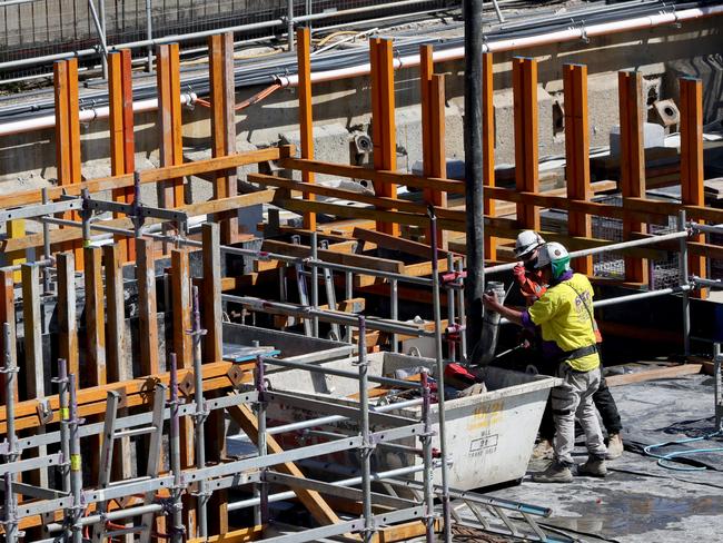 SYDNEY, AUSTRALIA - NewsWire Photos SEPTEMBER 22, 2021: People at work on the construction site at Barangaroo in Sydney's CBD. Rules around the construction  industry have changed as per the latest state health advice on Covid-19 allowing for up to 100 percent capacity at construction sites in Greater Sydney.Picture: NCA NewsWire / Damian Shaw