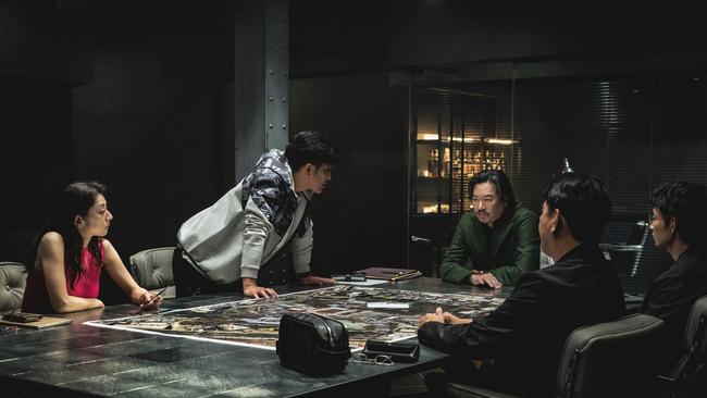 Etsushi Toyokawa (centre) as Harrison Yamanaka in a scene from Tokyo Swindlers. actors left to right: Eiko Koike, Kazuki Kitamura, Etsushi Toyokawa, Go Ayano, Pierre Taki.