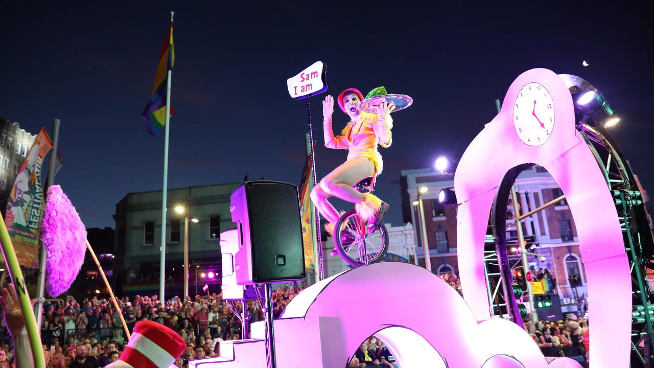 Photo Gallery Large Crowds Celebrate 2020 Sydney Mardi Gras Au — Australias Leading