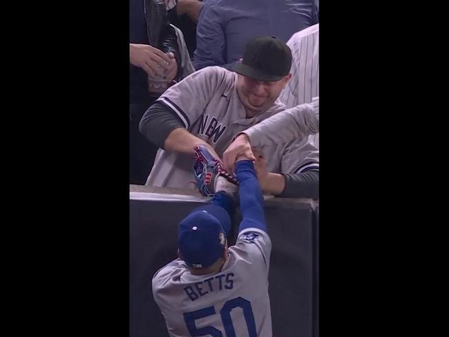 Yankees fan tries to steal ball out of Dodgers' glove