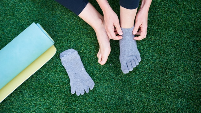 The perfect anti slip socks, PIVOT BARRE SOCKS from Alo Yoga! Wear
