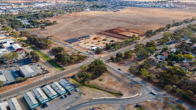 The state and federal government will invest $250 million to remove the level crossing and install grade separation on Curtis Road at Munno Para, to improve congestion and traffic in the northern suburbs.