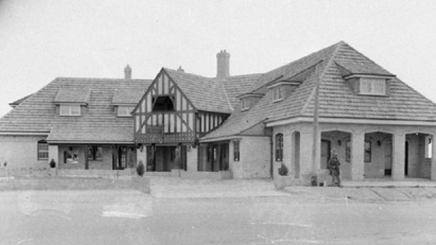 The Bull 'n' Bush hotel in Baulkham Hills back in the 1930s.