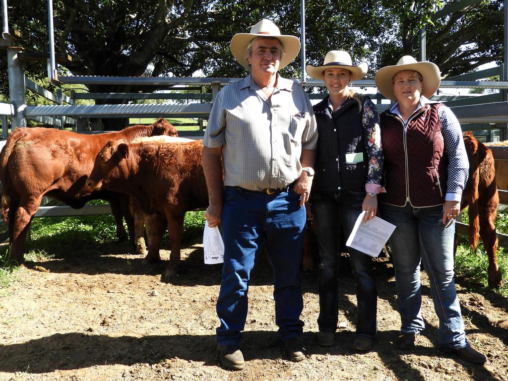 Emma Franz (centre) with her parents Leon and Sheryl Franz enjoy exhibiting cattle.