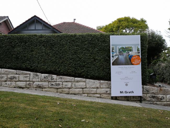 SYDNEY, AUSTRALIA - July 31, 2022: A general view of a house with a Sold sign at the front of the property in Artarmon on Sydney's North Shore as house prices continue to drop due to rising inflation. Picture: Newscorp- Daily Telegraph / Gaye Gerard