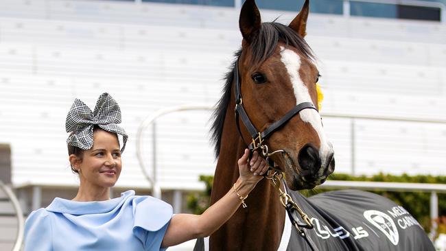 Michelle Payne catches up with Bundy’s Melbourne Cup winner Prince of Penzance in 2021. Picture: Mark Stewart