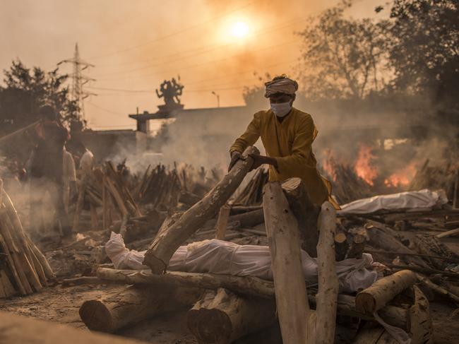 A priest performs the last rites of a patient who died of COVID-19 in New Delhi. Picture: Getty Images