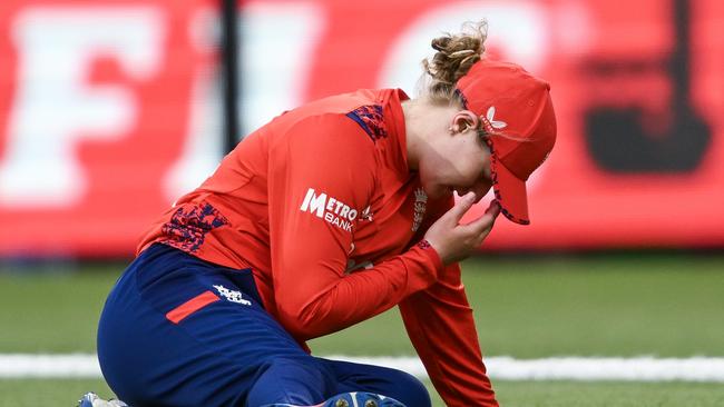 ADELAIDE, AUSTRALIA - JANUARY 25: Charlie Dean of England reacts to a a missed catch during game three of the T20 International Women's Ashes series at Adelaide Oval on January 25, 2025 in Adelaide, Australia. (Photo by Mark Brake/Getty Images)