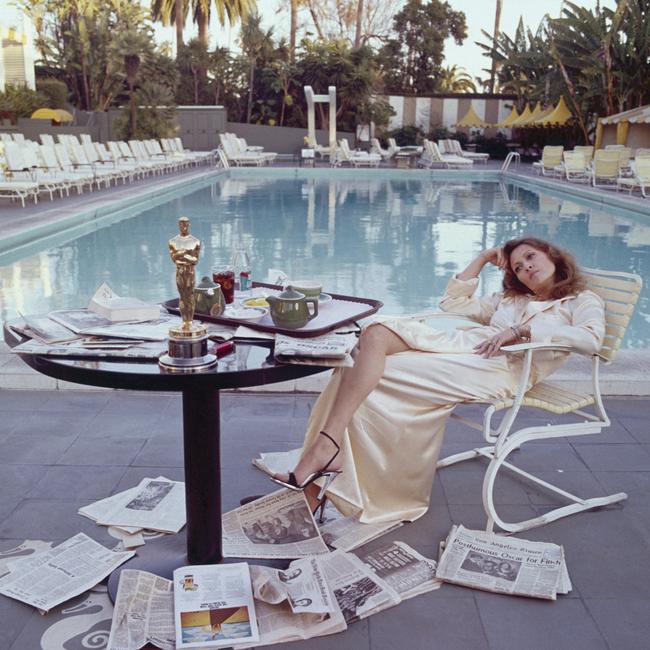 Faye Dunaway takes breakfast by the pool with the day’s newspapers at the Beverley Hills Hotel, 29th March 1977. She seems less than elated with her success at the previous night’s Academy Awards ceremony, where she won the 1976 Oscar for Best Actress in a Leading Role for ‘Network’. (Photo by Terry O’Neill/Getty Images)