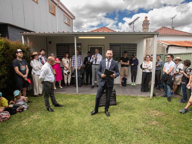 18/11/23. The Sunday Telegraph, Property,Temp, Sydney, NSW, Australia.Pictures from the auction of 65 Station Street in Tempe as auctioneer Ben Mitchell brings down the gavel on the sale.Picture: Julian Andrews