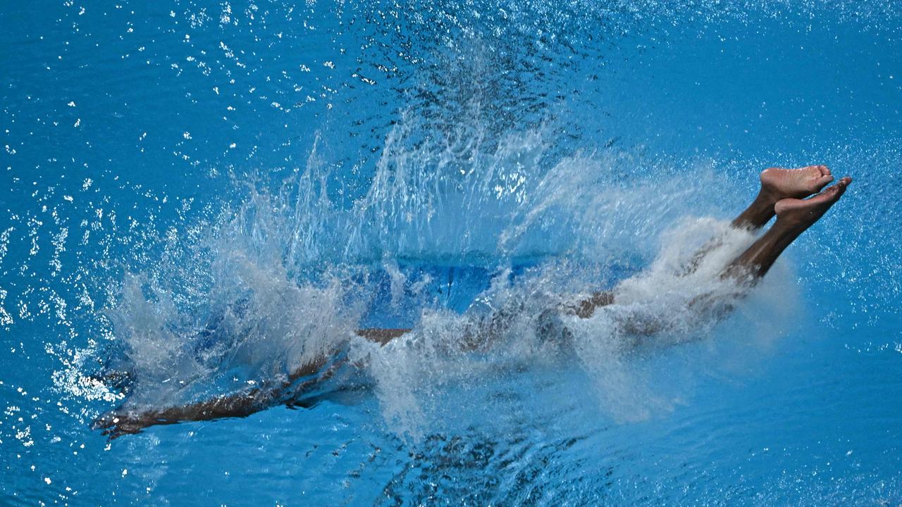 It did not end well for the Sri Lankan diver who scored 1 for his attempt. Picture: Oli Scarff / AFP)