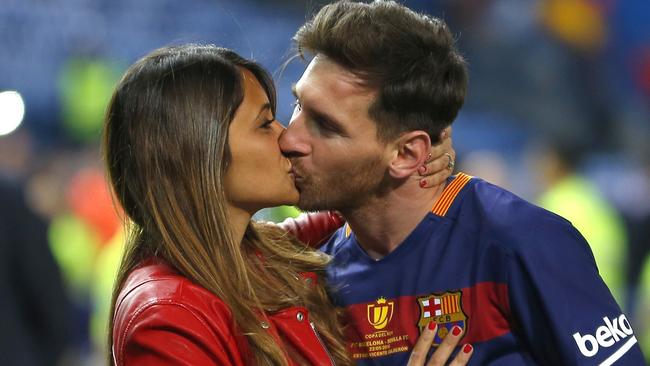 Lionel Messi, kisses his Antonella Roccuzzo.