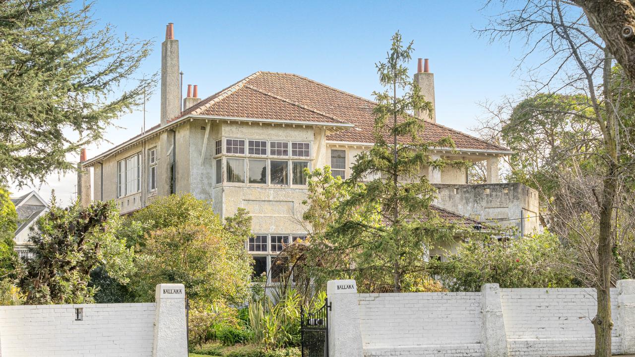 Late race car drivers’ Prairie-style Melb mansion for sale