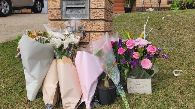 Tributes left at the scene of a house fire on Crest Ave, Boyne Island. Picture: Darryn Nufer