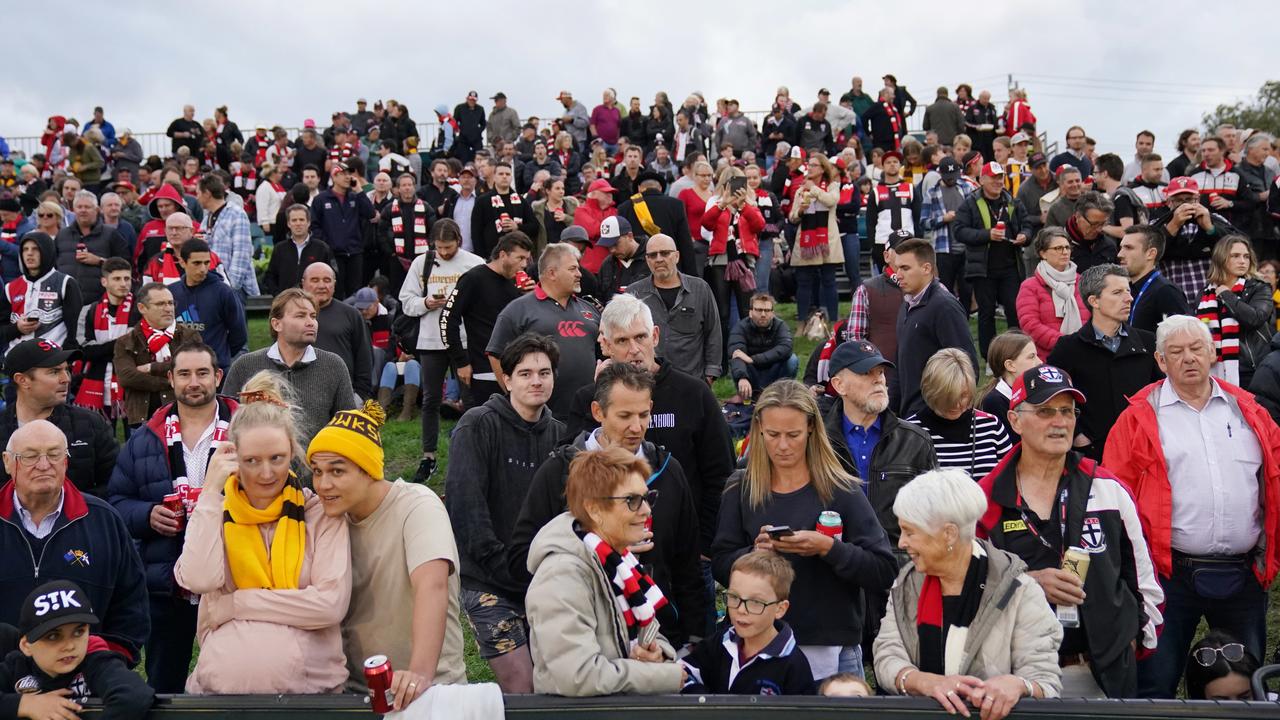 A large crowd look on at Moorabbin. Photo: Michael Dodge/AAP Image.