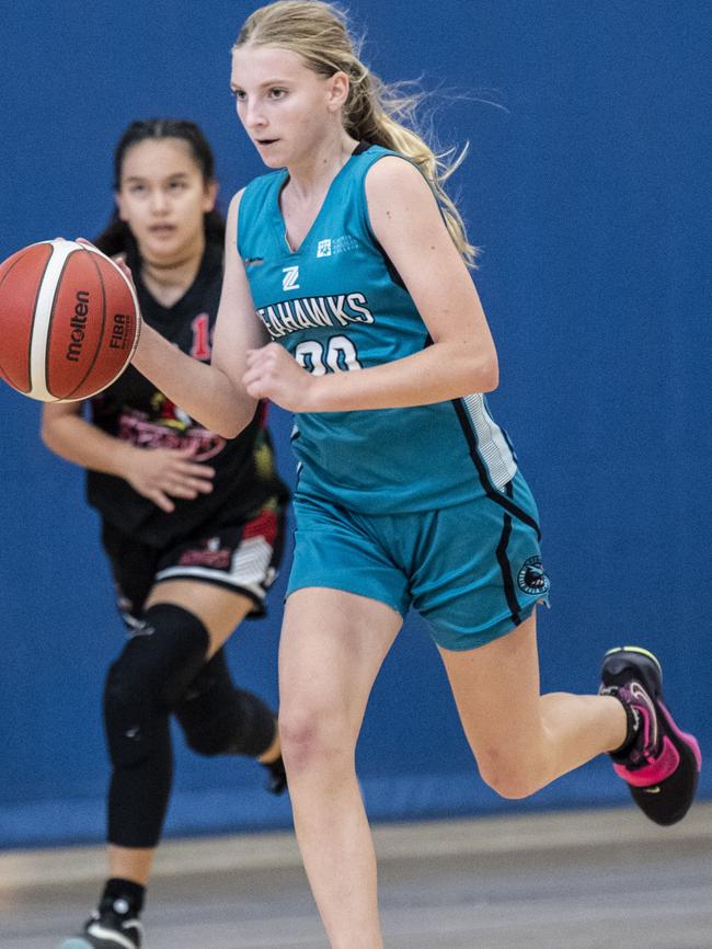 Sunny Lappin for Seahawks. Div 2 Gold Medal Match North Gold Coast Seahawks Teal vs Southern Districts Titans. Under 16 Girls State Basketball Championships. Friday, April 15, 2022. Picture: Nev Madsen.