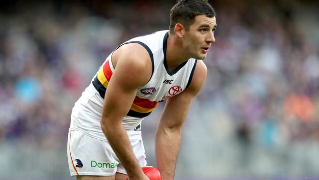 Taylor Walker of the Crows prepares to take a kick during the Round 12 AFL match between the Fremantle Dockers and the Adelaide Crows at Optus Stadium in Perth, Sunday, June 10, 2018. (AAP Image/Richard Wainwright) NO ARCHIVING, EDITORIAL USE ONLY