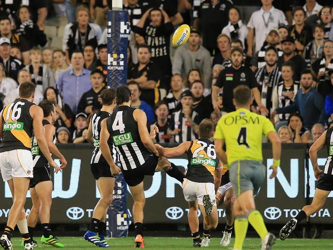 Brodie Grundy kicks the matchwinner. Picture: Wayne Ludbey