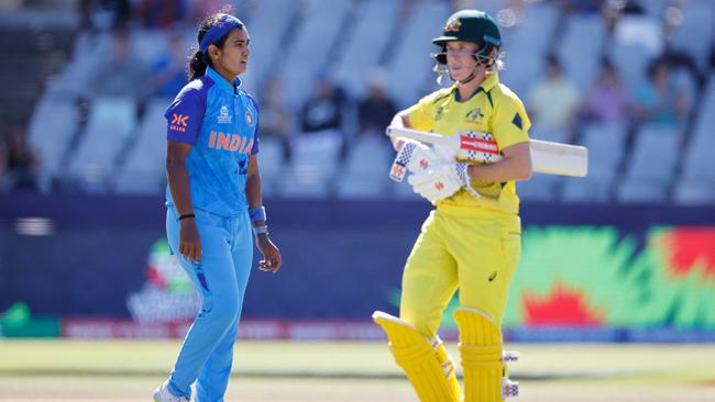 Beth Mooney (R) set up a seventh consecutive World Cup final for the Australians . (Photo by Marco Longari / AFP)