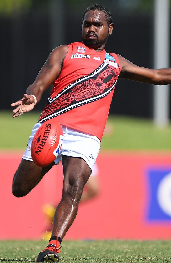 Paddy Heenan prepares to go long with the football. Picture: Felicity Elliott/AFLNT Media