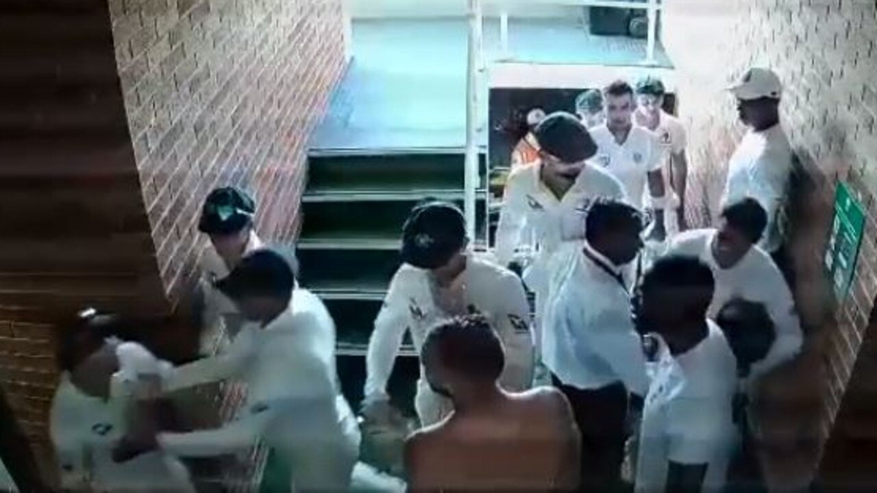 David had to be physically restrained by teammates when confronting Quinton de Kock in a Durban stairwell.