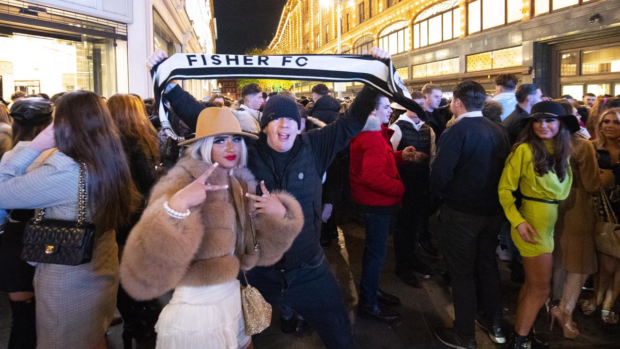 Hundreds of young people were in the streets around Harrods without wearing a mask. Picture: Elliott Franks