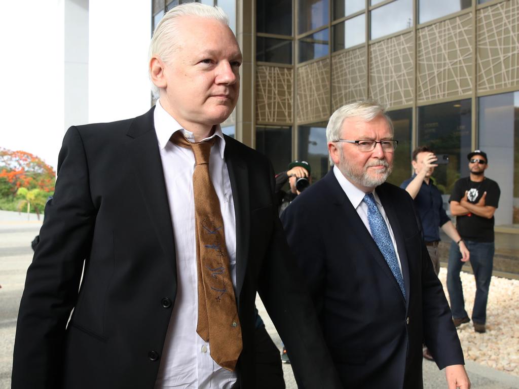 WikiLeaks founder Julian Assange arrives at the US Federal Courthouse with Kevin Rudd. Picture: Getty Images