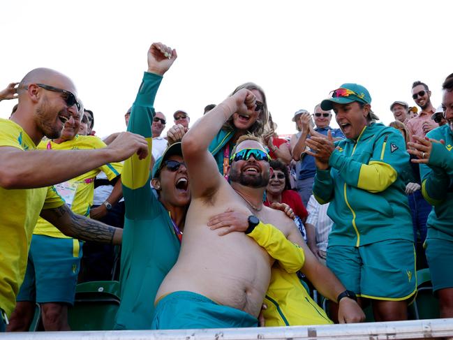 Aaron Wilson celebrates with Team Australia following their victory in the Men's Singles – Gold Medal Match between Australia and Northern Ireland on day nine of the Birmingham 2022 Commonwealth Games in England on August 06, 2022. Picture: Stephen Pond.