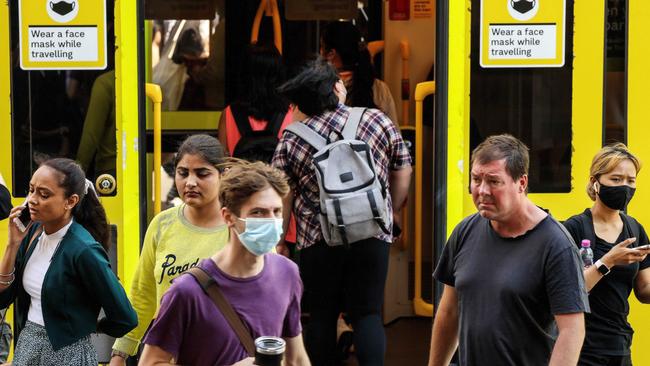 Melburnians continue to wear masks on public transport as the Omicron variant continues to spread throughout Australia. Picture: NCA NewsWire / Ian Currie