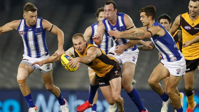 Tom Mitchell attempts to beat the congestion around the footy. Picture: Getty Images