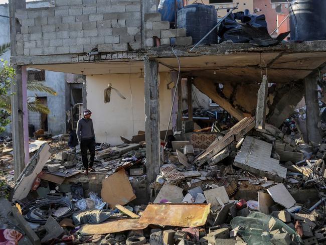 RAFAH, GAZA - JANUARY 27: People inspect damage to their homes caused by Israeli air strikes, on January 27, 2024 in Rafah, Gaza. The toll since the Oct. 7 war in Gaza between Israel and Hamas now exceeds 25,000 dead and 62,000 injured, according to the territory's health ministry. Two-thirds of the victims are believed to be women and children. The United Nations estimates for its part that more than 18,000 Palestinian children have lost a parent. With 25 per cent of the population, or more than half a million people, are in a situation of "food catastrophe" and threatened with famine. (Photo by Ahmad Hasaballah/Getty Images)